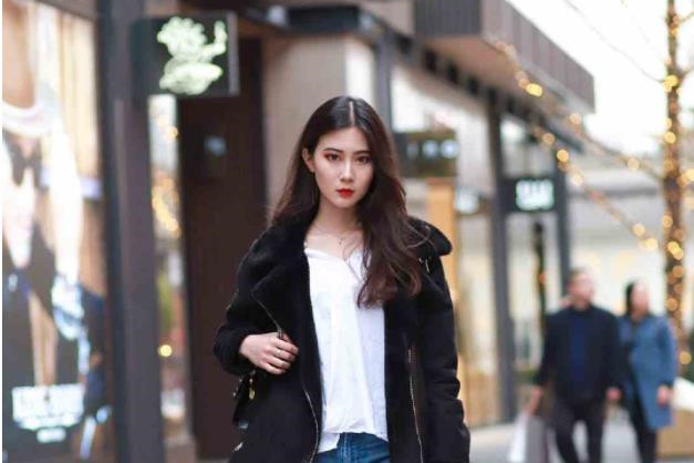 Makissse 穿 上 制 服 网 袜 捆 绑 着 被 哥 哥 爆 操 淫 水 直 流